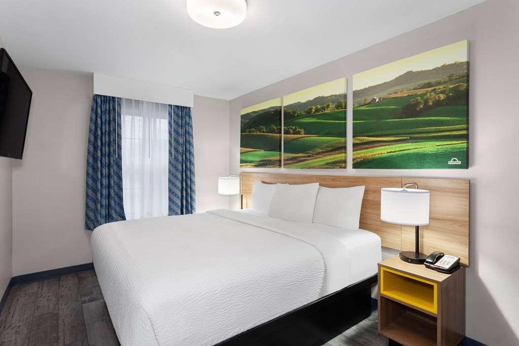 Days Inn & Suites By Wyndham Sellersburg Rum bild