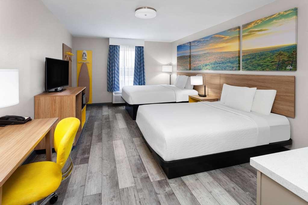 Days Inn & Suites By Wyndham Sellersburg Rum bild